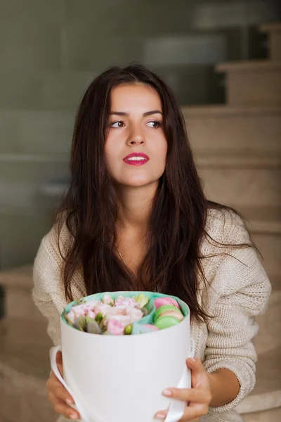 Donna con una scatola di fiori — Foto Stock