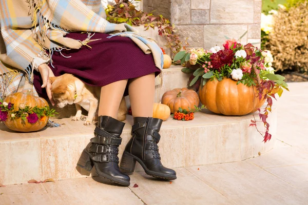 Hübsche Frau sitzt auf einer geschmückten Veranda — Stockfoto