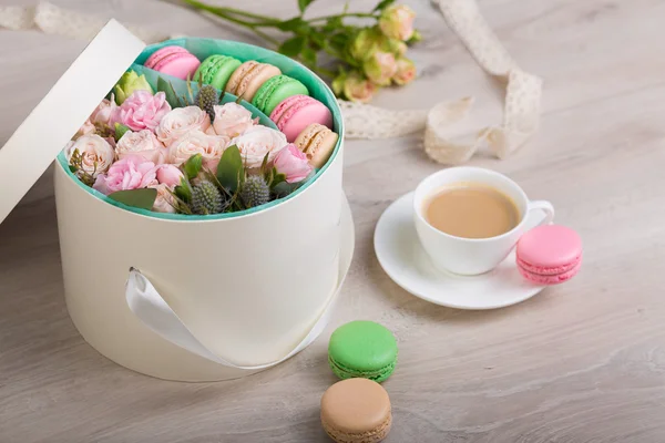 Macaron çerezler ile çiçek kutusu — Stok fotoğraf