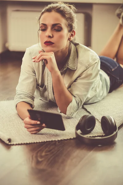 Mulher bonita lendo um e-book — Fotografia de Stock