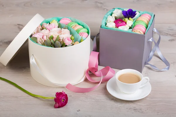 Macaron çerezler ile çiçek kutusu