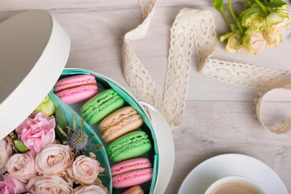 Macaron çerezler ile çiçek kutusu