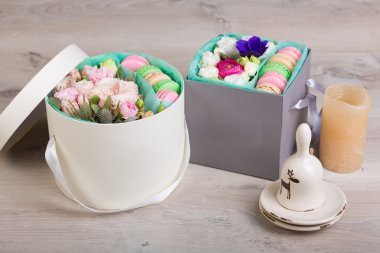 Macaron çerezler ile çiçek kutusu