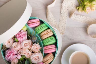 Macaron çerezler ile çiçek kutusu