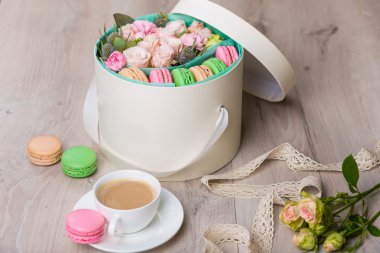 Macaron çerezler ile çiçek kutusu