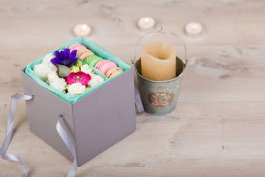Macaron çerezler ile çiçek kutusu