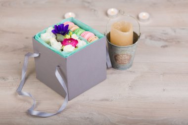 Macaron çerezler ile çiçek kutusu