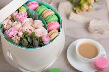 Macaron çerezler ile çiçek kutusu