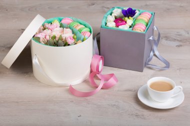 Macaron çerezler ile çiçek kutusu