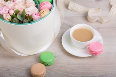Macaron çerezler ile çiçek kutusu