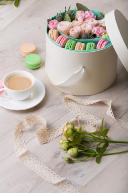 Macaron çerezler ile çiçek kutusu