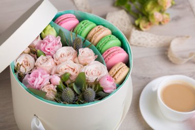 Macaron çerezler ile çiçek kutusu