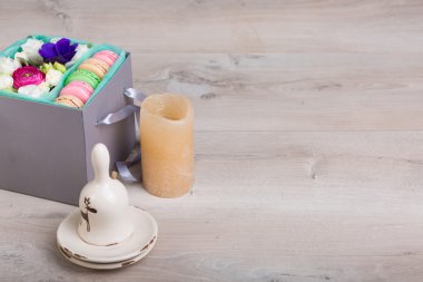 Macaron çerezler ile çiçek kutusu