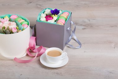 Macaron çerezler ile çiçek kutusu