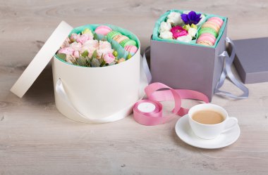 Macaron çerezler ile çiçek kutusu