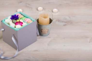Macaron çerezler ile çiçek kutusu