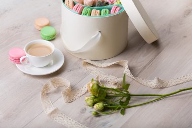 Macaron çerezler ile çiçek kutusu