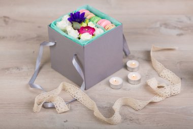 Macaron çerezler ile çiçek kutusu