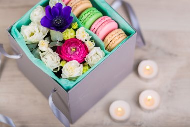 Macaron çerezler ile çiçek kutusu