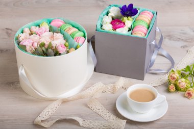 Macaron çerezler ile çiçek kutusu