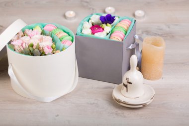 Macaron çerezler ile çiçek kutusu