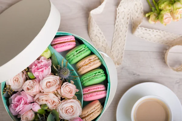Caixa de flores com biscoitos macaron — Fotografia de Stock