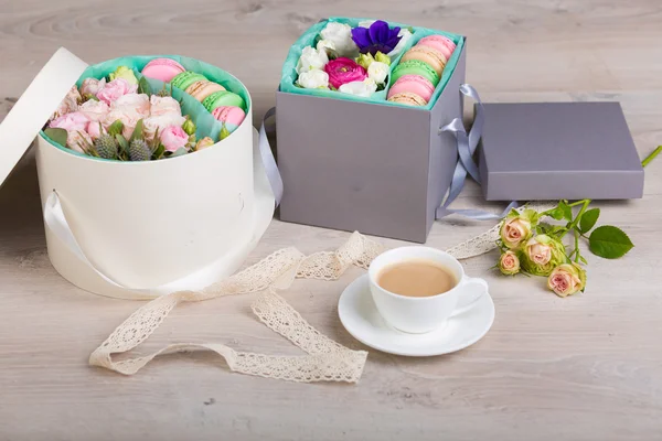 Caja de flores con galletas macaron — Foto de Stock