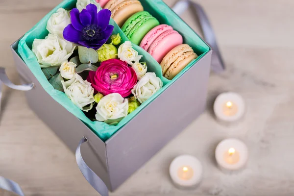 Caja de flores con galletas macaron — Foto de Stock