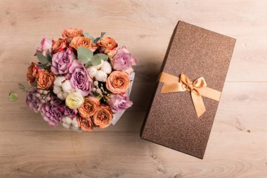 Çam kozalakları yapılan tatil çelenk