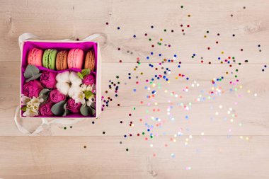 Çiçek hediye kutusu ve renkli konfeti