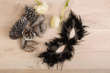 Ahşap bir arka plan üzerinde maske