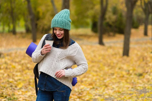 Mujer en el bosque de otoño — Foto de Stock