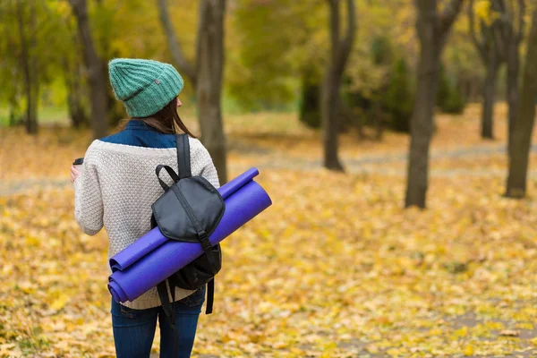 Woman in the autumn forest — Stock Photo, Image