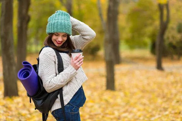 Vrouw in het najaar forest — Stockfoto