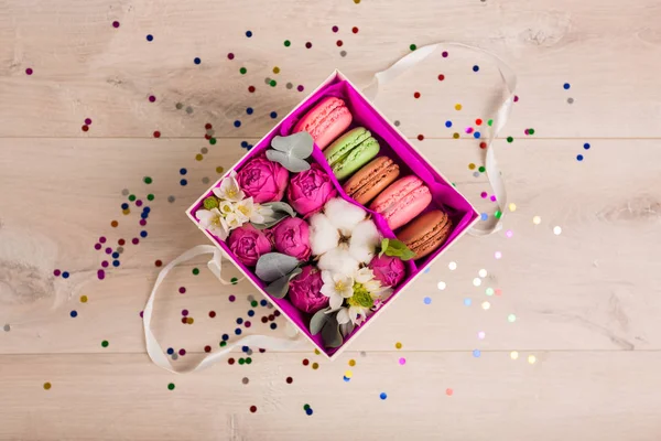 Bloemen in een doos van de gift en kleurrijke confetti — Stockfoto