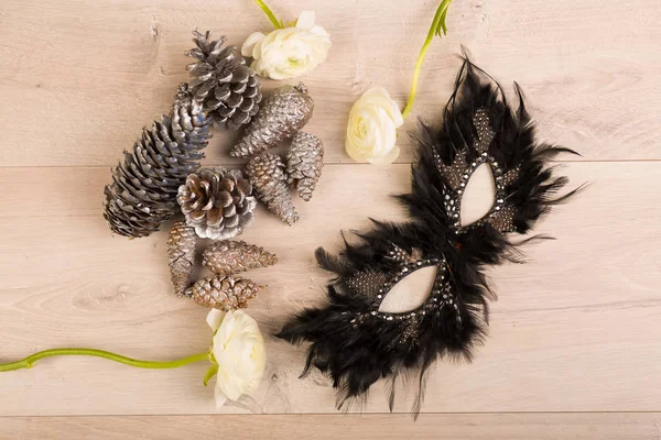 Ahşap bir arka plan üzerinde maske