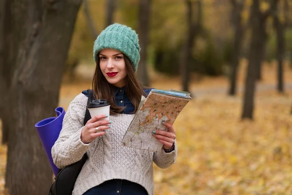 Bella donna nella foresta autunnale — Foto Stock