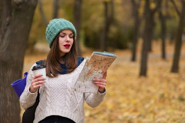 Pretty woman in the autumn forest — Stock Photo, Image