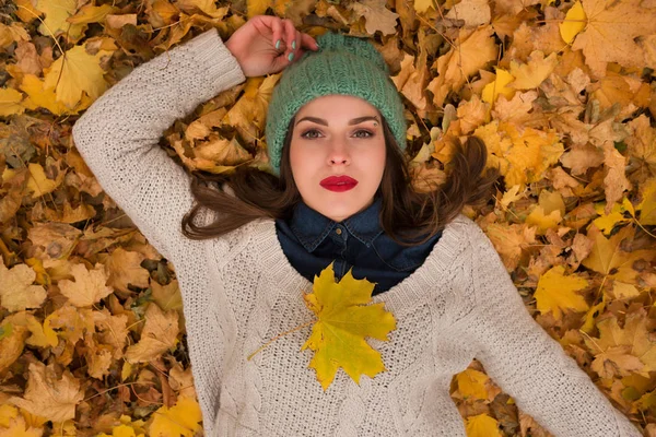 Femme dans les feuilles d'automne — Photo