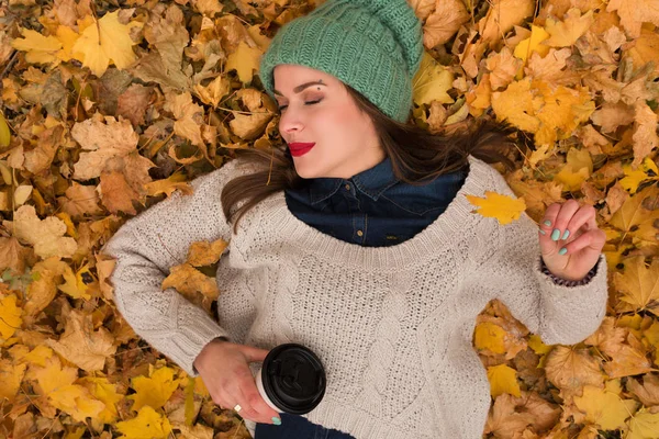 Mujer en las hojas de otoño — Foto de Stock