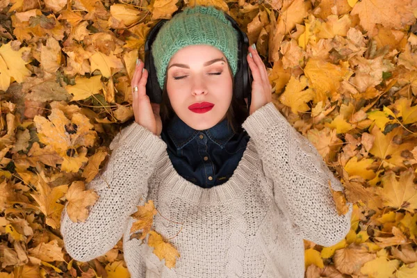 Mujer en las hojas de otoño — Foto de Stock
