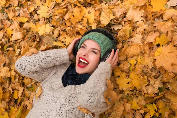 Mujer en las hojas de otoño — Foto de Stock