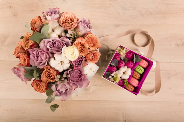 Bloemen in een doos van de gift — Stockfoto