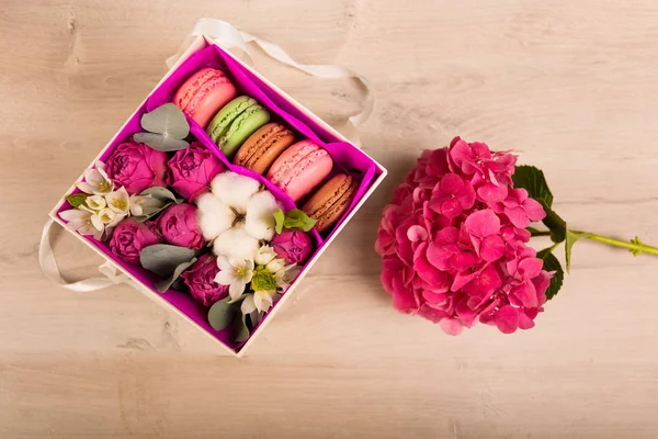 Flores en una caja de regalo — Foto de Stock