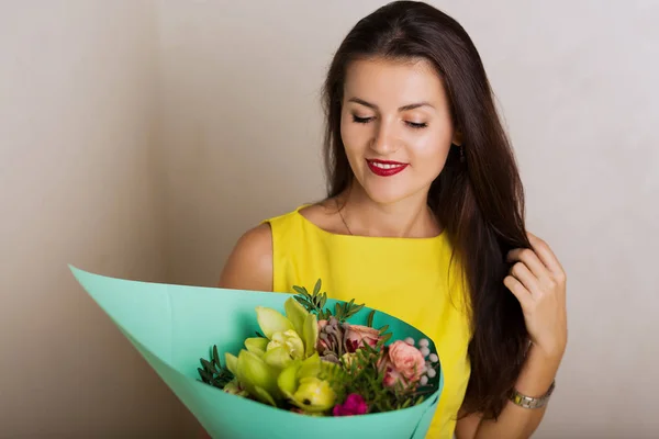 Mooie jonge vrouw met een boeket — Stockfoto