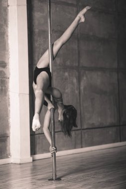 Stüdyoda çalışma dışarı güzel acrobat kız