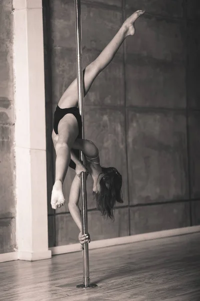 Stüdyoda çalışma dışarı güzel acrobat kız — Stok fotoğraf