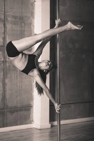 Stüdyoda çalışma dışarı güzel acrobat kız — Stok fotoğraf