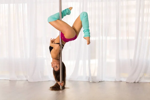 Güzel genç pole dancer kadın bir stüdyoda — Stok fotoğraf