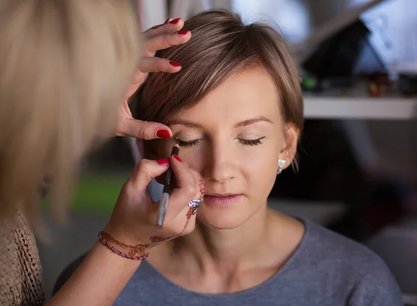 Artista de maquillaje y modelo — Foto de Stock